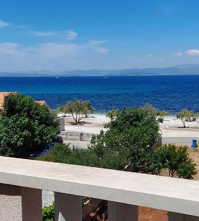 Apartments Zvonimir,Place By The Sea Mirca  Exterior photo